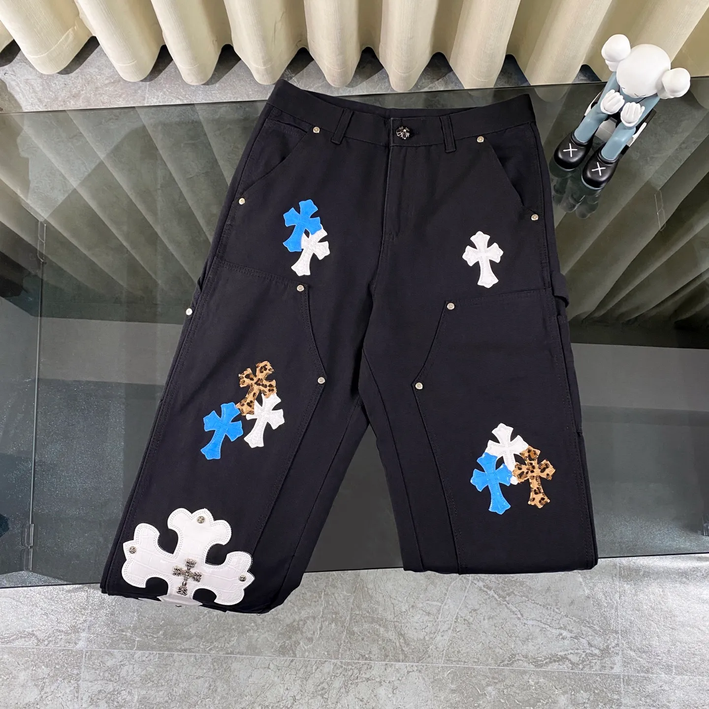 P270 CH Chromehearts limited edition leopard print blue and white cross stitched leather black work jeans logging pants. The counter price is 34W level. The patchwork cross pattern is embellished and the jeans are washed! ! An absolutely high-end luxury product, a 1.9W-level god-level single product, a super popular product, made by top heavy industry, a magic weapon that cannot be missed! [About Zangyin] This is an extremely luxurious fashion brand that can also be called the aristocracy of the high street. It has always been an exclusive brand for some hipsters or rich second generations. Compared with ordinary high streets, it is more luxurious and noble. Compared with luxury brands, it is more fashionable and individual. It has always been a brand that I have a special liking for. [Top heavy industry fashion design] Consistently high-street luxury style. Speaking of this style, the Zangyin family and GU family are definitely the leading representative brands. Especially the Zangyin family has really achieved a state-of-the-art effect in creating high-street style. The unique washed material is used to create this style. The color system is already quite eye-catching. After it is decorated with patchwork cross flowers, it cleverly highlights the charm of the brand. Secondly, this style uses classic The high-waist cutting design highlights the long legs and fashionable temperament of the upper body. The brand is highly recognizable and the slim fit configuration is more suitable for daily wear. It is a product that interprets personality, fashion, and specifications at a glance. This single product is enough to make any fan excited. It can be a white T-shirt for a youthful college style, or a tight suspender for a royal style. It has strong matching ability and can be easily controlled by men.  [Materials and craftsmanship] Needless to say, this point goes without saying. As an excellent craftsman brand, Zangyin’s requirements for details and craftsmanship are really perfect. The washed color of this model has gone through so many processes, not to mention the embellishment of denim appliques. It is also purely hand-made and sewn. Just like what they believe in, only hand-made things have soul and have the meaning of wear. A top-notch heavy-duty fashionable denim item, I look forward to your perfect interpretation! !  Color: Black Size: 28-36